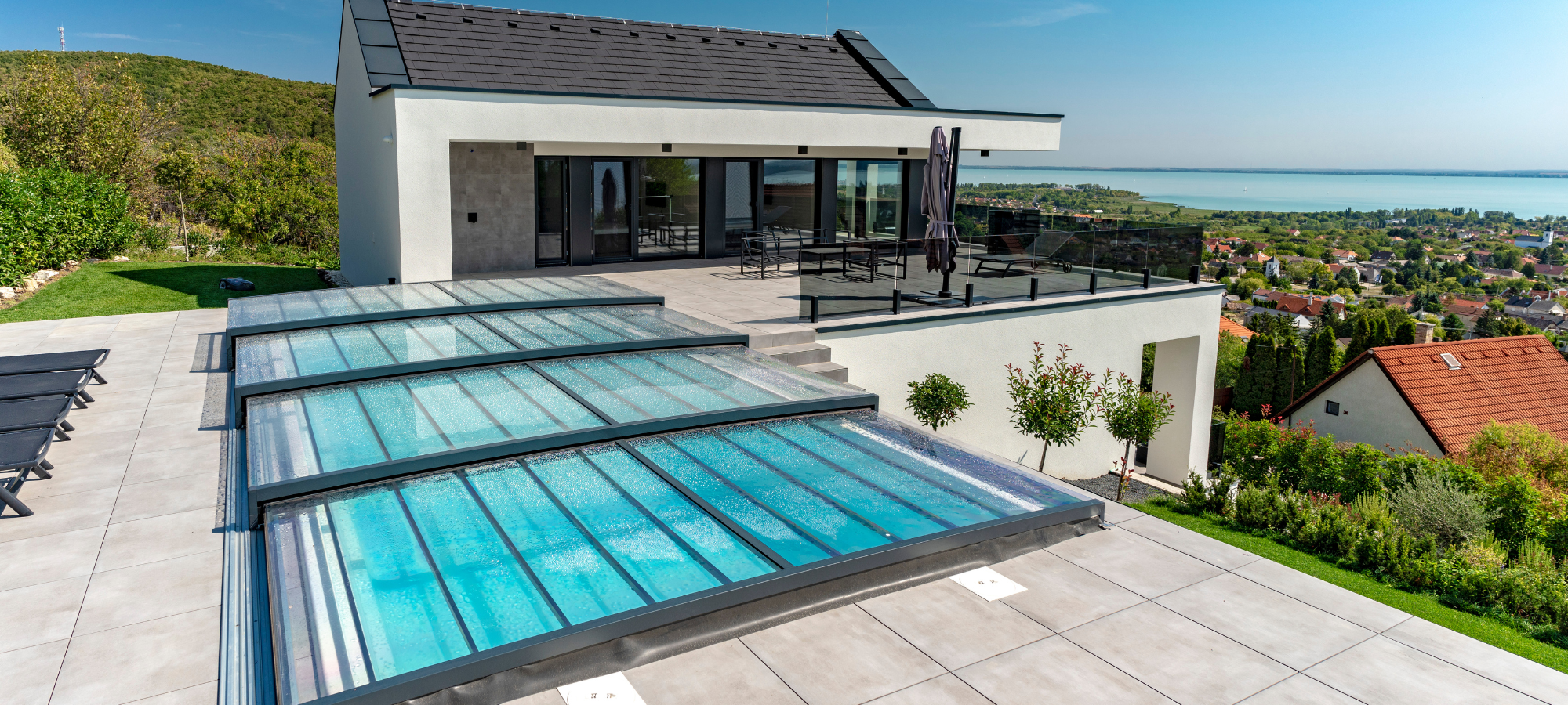 ABRI PISCINE PLAT ALUMINIUM ET POLCYARBONATE COMPACT
