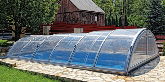 Polycarbonate alvéolaire ou polycarbonate compact : quel matériau choisir pour votre abri de piscine ?