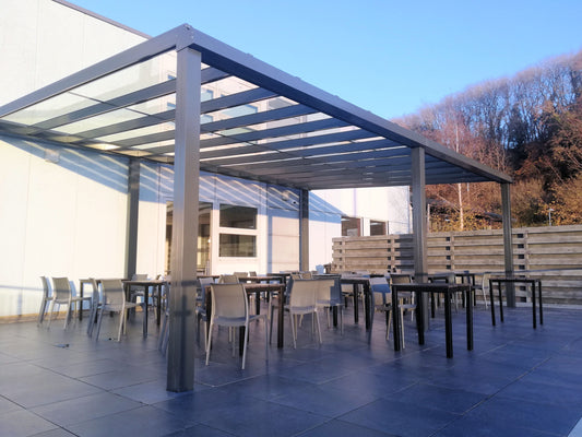 pergola en aluminium avec le toit transparent