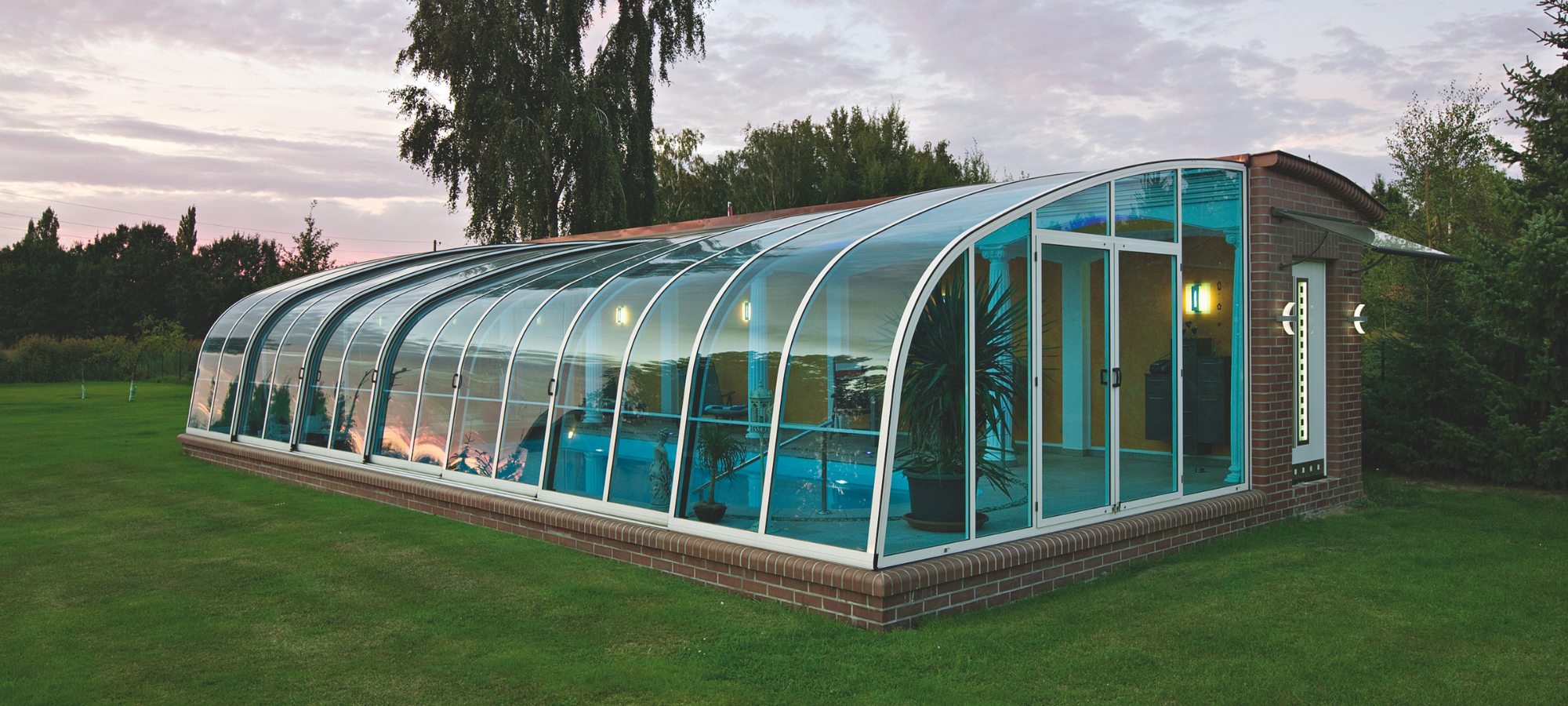 Abri piscine haut panoramique avec structure robuste
